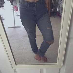 Distressed Jeans with Embroidered Pocket